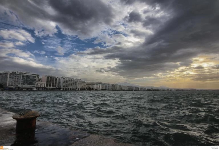 Καιρός: Ζέστη με «συνοδεία» βροχοπτώσεων – Σε ποιες περιοχές θα «ανοίξουν» ουρανοί